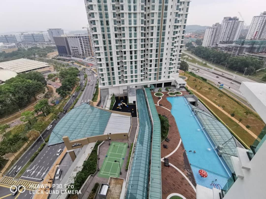 Апартаменти Shaftsbury Putrajaya At Alamanda Mall Екстер'єр фото