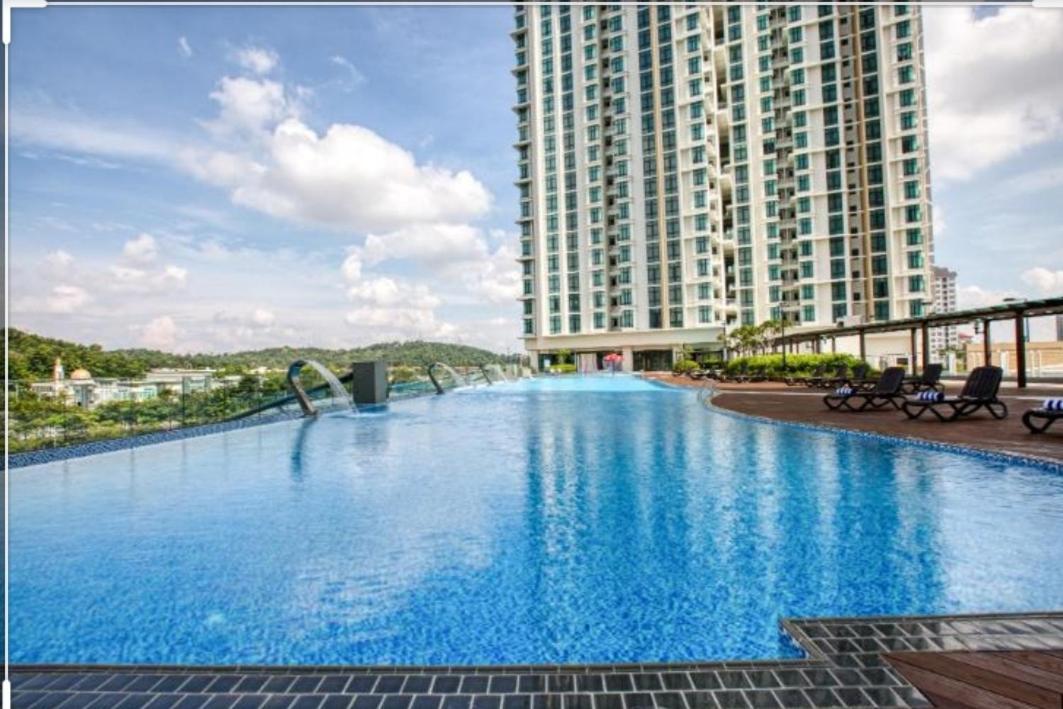 Апартаменти Shaftsbury Putrajaya At Alamanda Mall Екстер'єр фото
